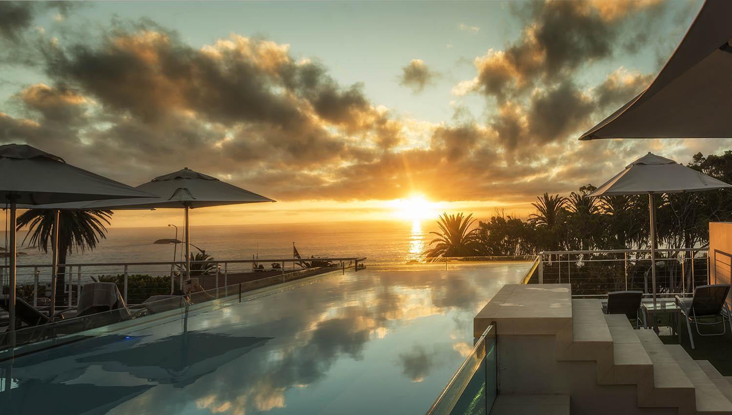 South Beach Camps Bay Boutique Hotel Kapské Město Exteriér fotografie Sunset at the pool