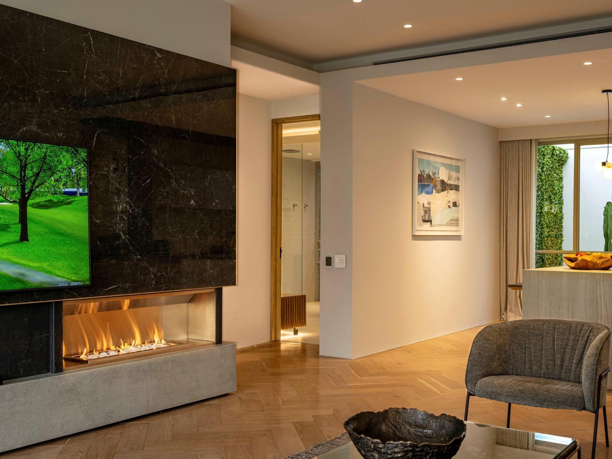 South Beach Camps Bay Boutique Hotel Kapské Město Exteriér fotografie A fireplace with a TV integrated into the wall
