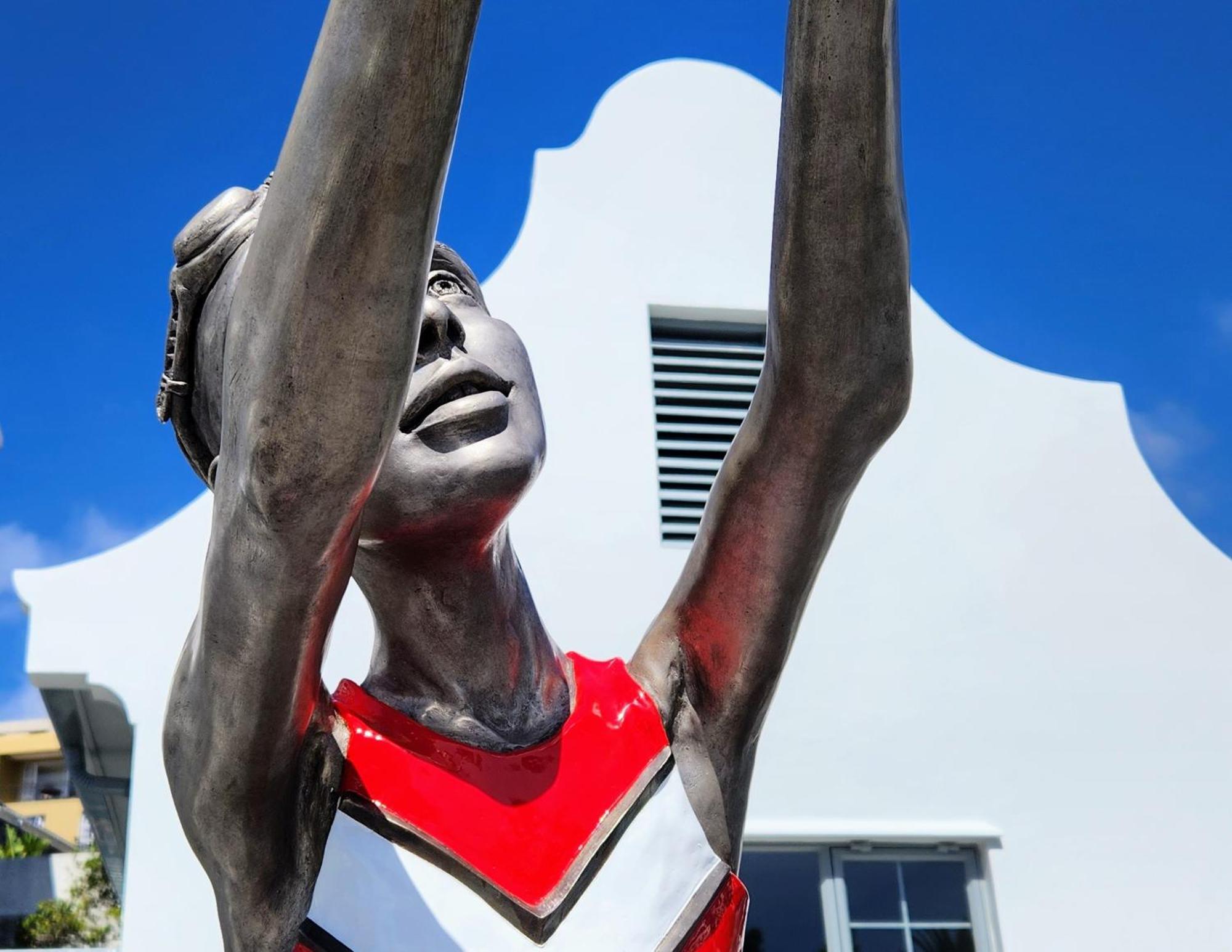 South Beach Camps Bay Boutique Hotel Kapské Město Exteriér fotografie Statue of the athlete in his hometown of Níger
